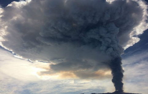 意大利埃特纳火山喷发，葡萄园未受影响